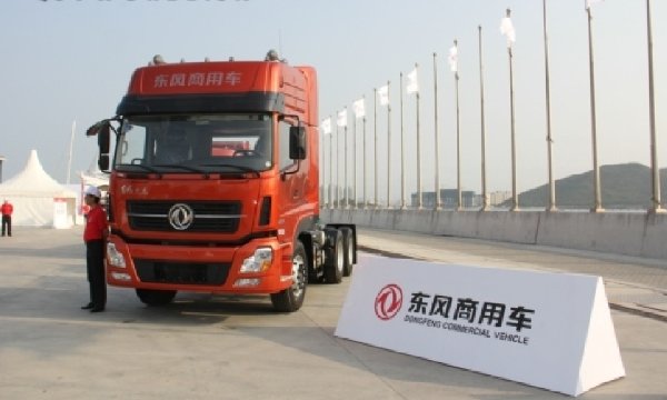 “東風號”亮相活動現場展示的東風天龍重卡 “東風號”亮相活動現場展示的東風天龍重卡