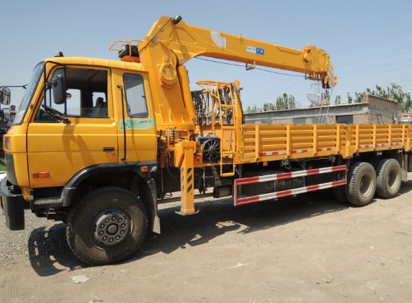 東風153后雙橋13噸五節(jié)臂隨車吊 東風153后雙橋13噸五節(jié)臂隨車吊