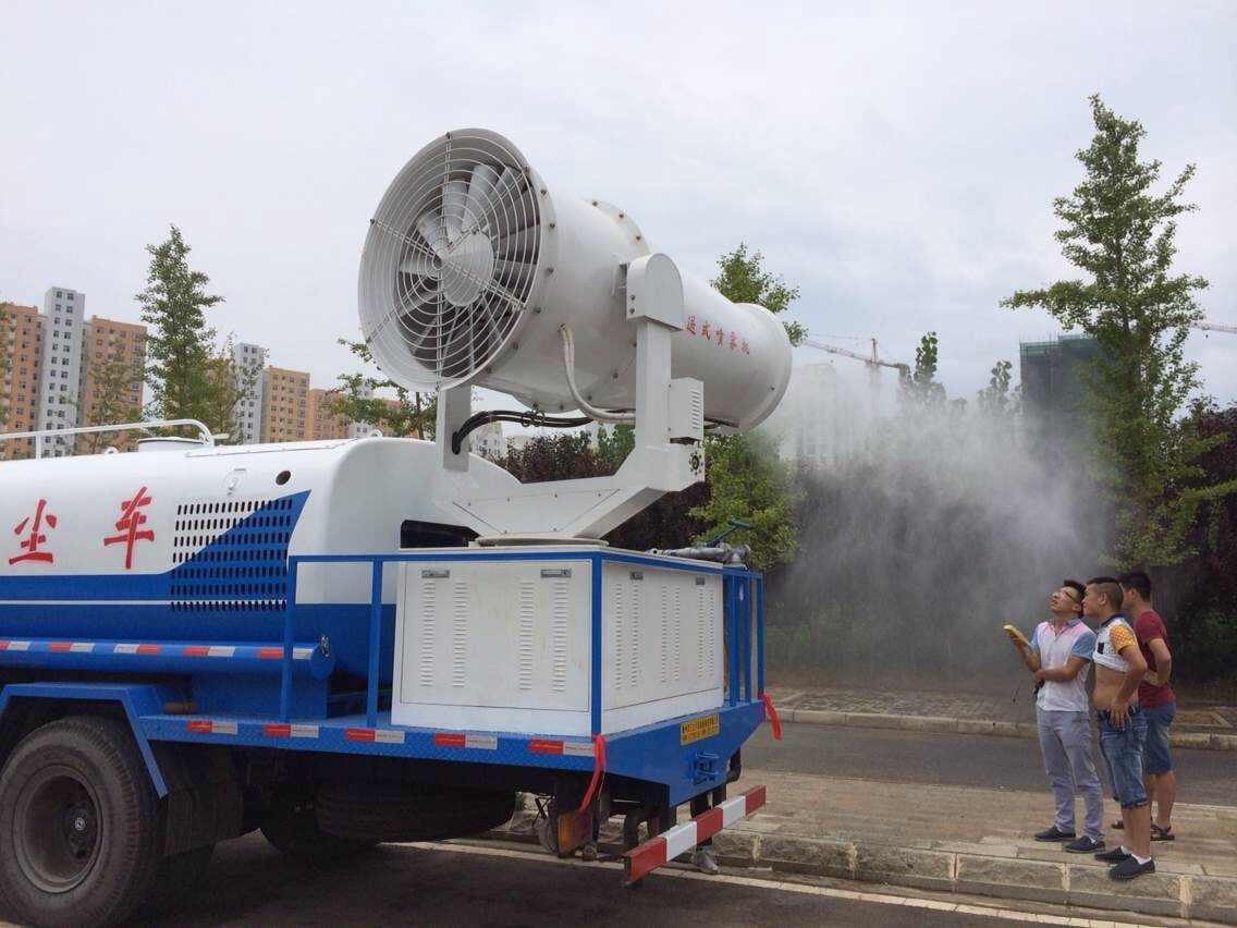 工作人員正在用遙控操作霧炮車 工作人員正在用遙控操作霧炮車