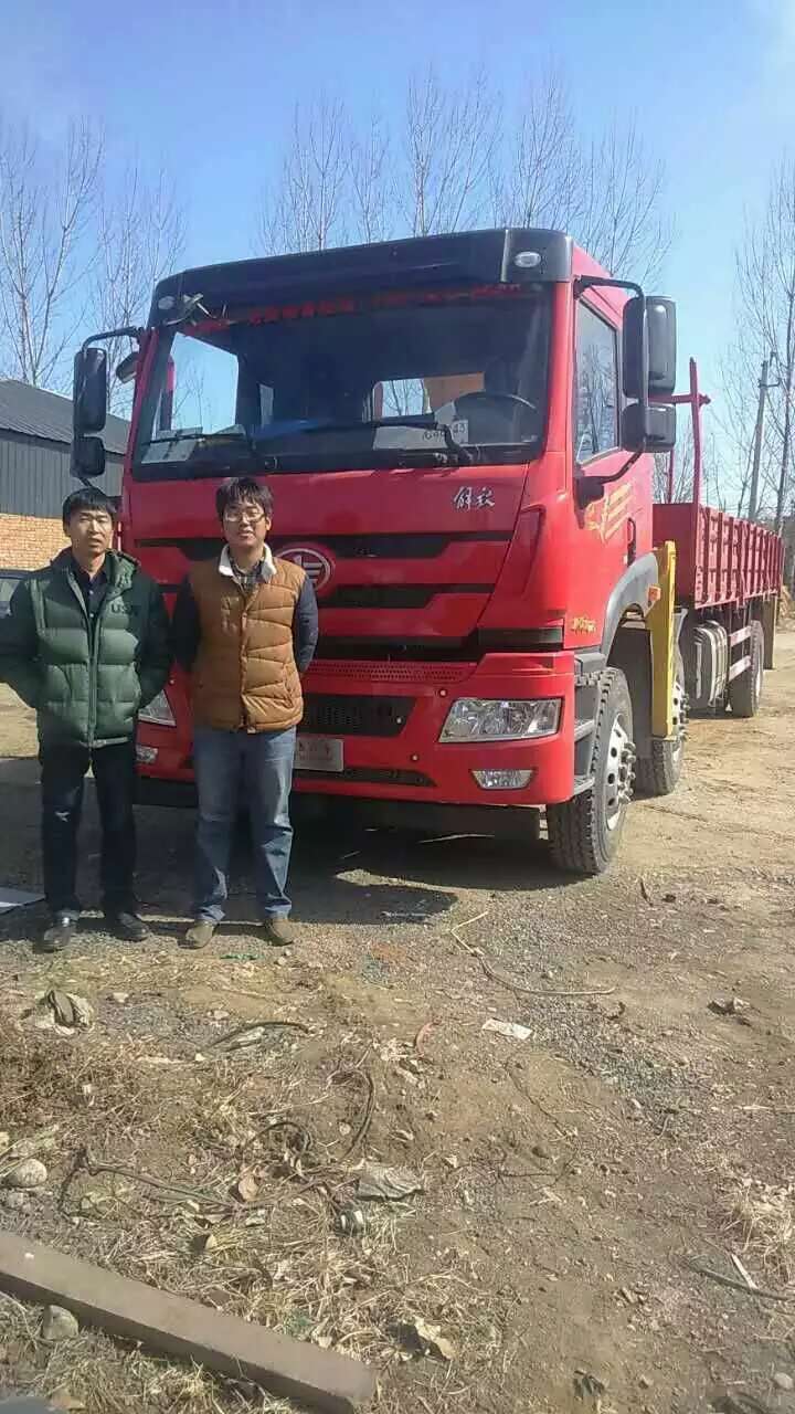 車輛到達(dá)客戶手上后與馮經(jīng)理合影 車輛到達(dá)客戶手上后與馮經(jīng)理合影