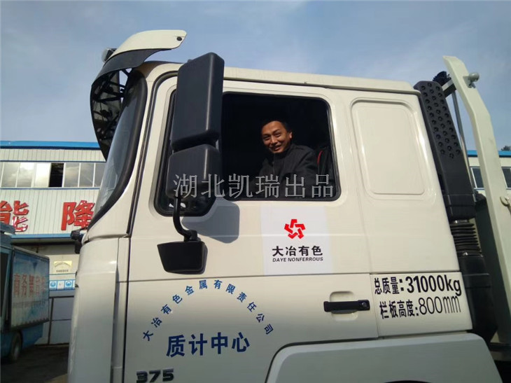 李總親自在檢衡車駕駛室內進行體驗 李總親自在檢衡車駕駛室內進行體驗