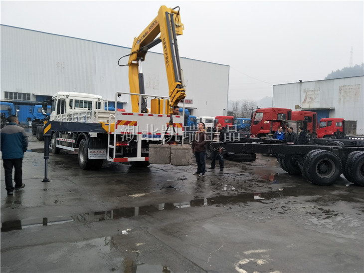 現(xiàn)場(chǎng)驗(yàn)收吊臂,并整個(gè)旋轉(zhuǎn) 現(xiàn)場(chǎng)驗(yàn)收吊臂,并整個(gè)旋轉(zhuǎn)