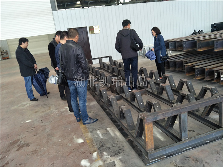 濰坊市計量所領導一行驗收砝碼架 濰坊市計量所領導一行驗收砝碼架