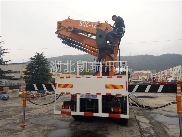 計量所領導親自體驗計量檢衡車 計量所領導親自體驗計量檢衡車