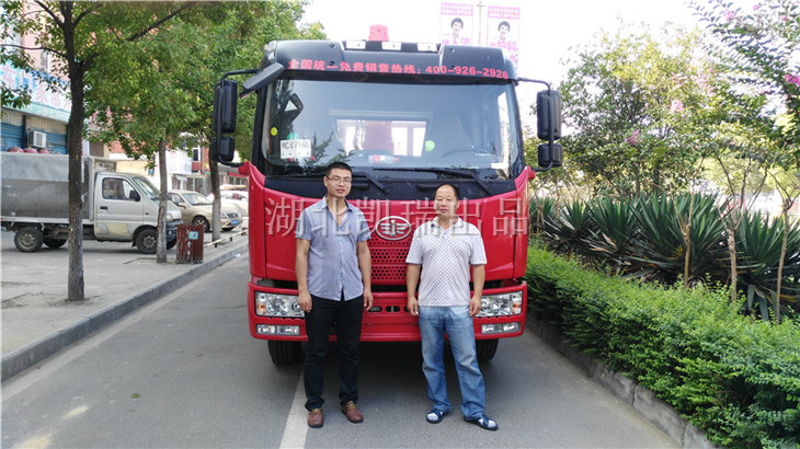 韓經理與客戶合影 韓經理與客戶合影