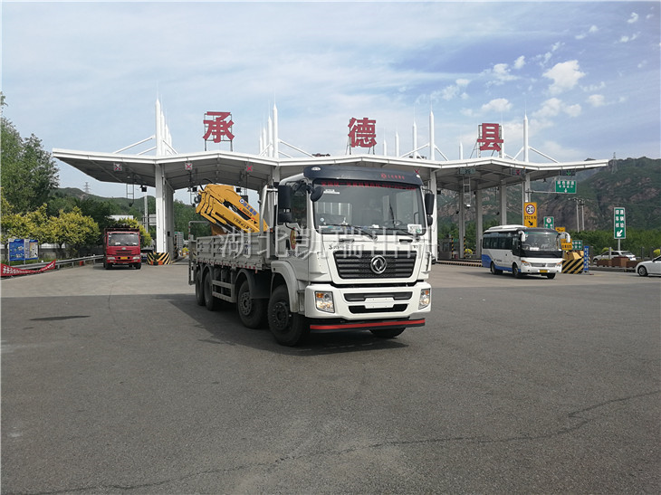 檢衡車路過承德縣收費站 檢衡車路過承德縣收費站