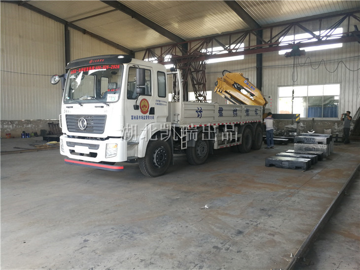 檢衡車在砝碼廠吊裝鑄鐵砝碼 檢衡車在砝碼廠吊裝鑄鐵砝碼