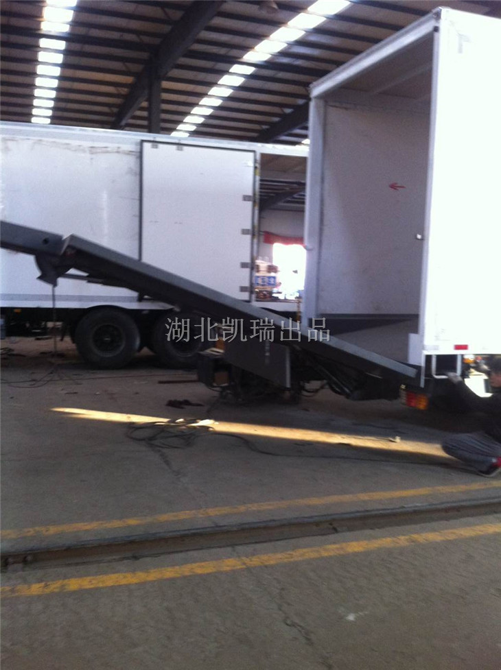 廂式檢衡車尾板打開圖 廂式檢衡車尾板打開圖