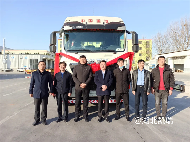 檢驗檢測中心領導檢衡車驗收時合影 檢驗檢測中心領導檢衡車驗收時合影