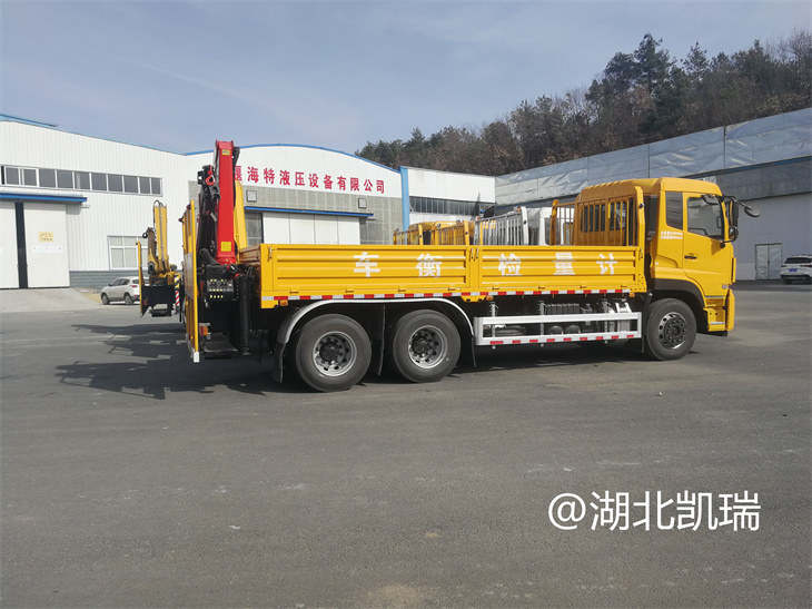 四臺(tái)“東風(fēng)系列”計(jì)量檢衡車(chē)列裝發(fā)運(yùn)(右) 四臺(tái)“東風(fēng)系列”計(jì)量檢衡車(chē)列裝發(fā)運(yùn)(右)