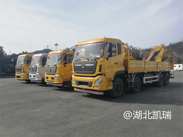 四臺(tái)“東風(fēng)系列”計(jì)量檢衡車(chē)列裝發(fā)運(yùn)(左前) 四臺(tái)“東風(fēng)系列”計(jì)量檢衡車(chē)列裝發(fā)運(yùn)(左前)