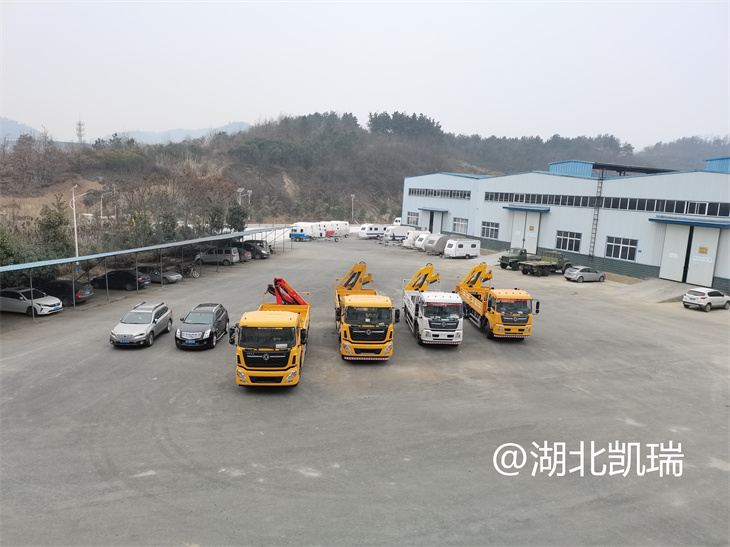 四臺(tái)“東風(fēng)系列”計(jì)量檢衡車(chē)列裝發(fā)運(yùn)(俯視圖) 四臺(tái)“東風(fēng)系列”計(jì)量檢衡車(chē)列裝發(fā)運(yùn)(俯視圖)